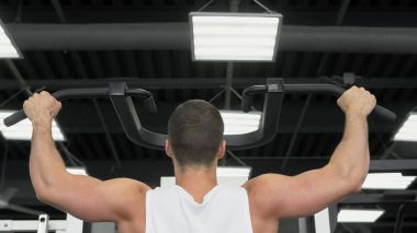 jimnastik salonu kas delikanlı trenler. atlet ağırlığı eğitim