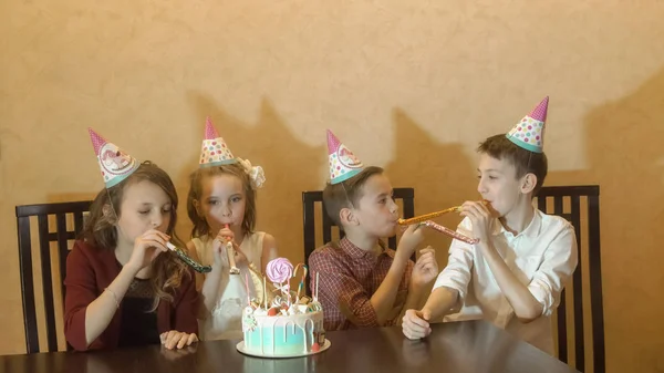 I bambini si divertono alla festa di compleanno. torta di compleanno per la bambina di compleanno. celebrazione della famiglia . — Foto Stock