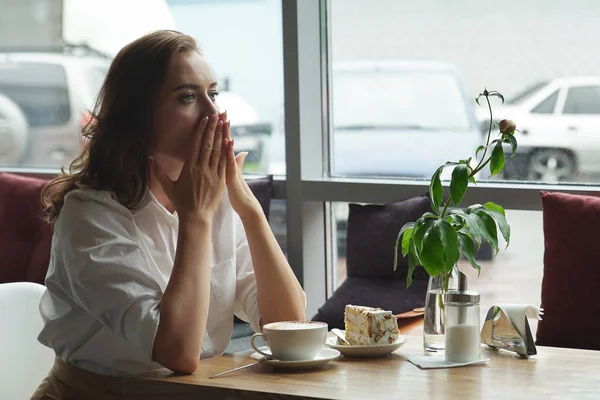 Hermosa mujer triste sentada sola en el café. Jovencita triste en el café. Está triste. —  Fotos de Stock