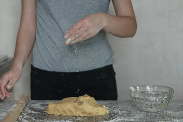 Joven chef aplaudiendo con las manos llenas de harina, cámara lenta — Foto de Stock