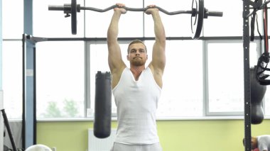 Vücut geliştirme jimnastik salonu kas adam. Atlet ile Halter egzersiz triceps yapar