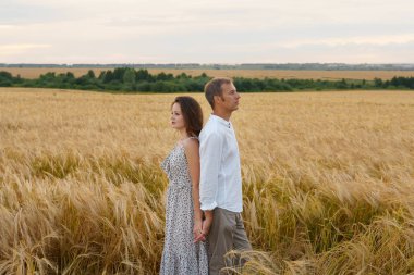 Romantik yaz çayır, aşk çift hugs tarihte