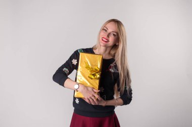 Hediye kutusu onun elinde tutan şirin genç kadın