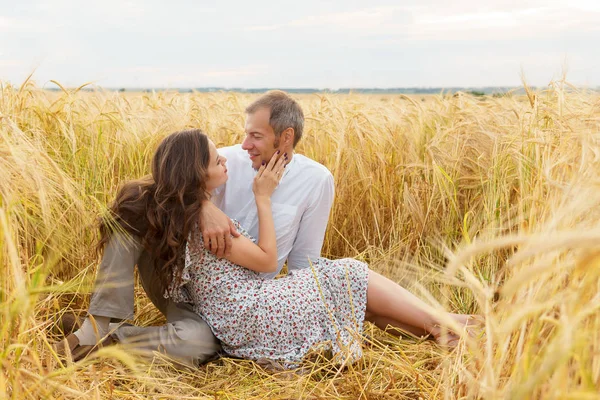Liebespaar umarmt sich auf einem Weizenfeld — Stockfoto