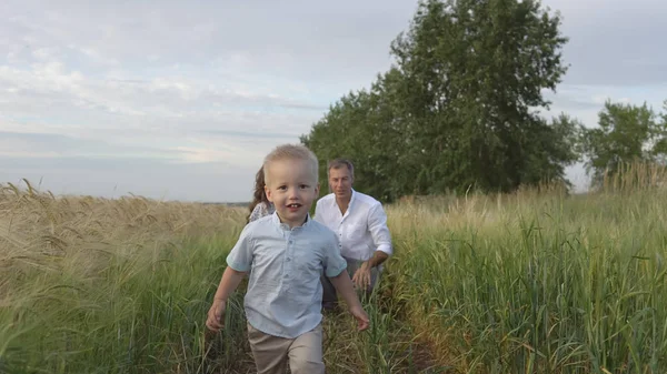 Mutlu anne çocuk ile bir buğday sahada oynayan