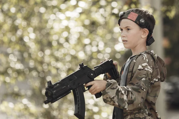 Мальчик в камуфляже с пистолетом, лазертаг — стоковое фото
