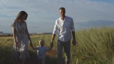 Mutlu ilişki, anne ve çocuk yürür sahada