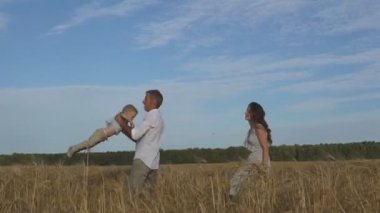 Baba ile oğlu buğday sahada oynayan