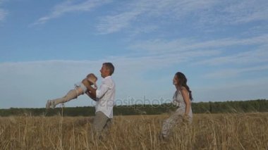 Baba ile oğlu buğday sahada oynayan