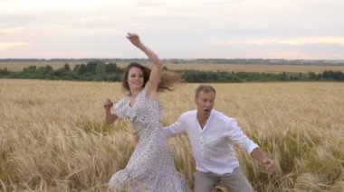 Bir buğday alanında, aşk çift hugs romantik Tarih