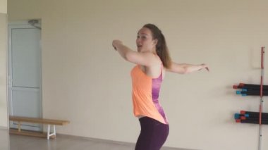 Genç güzel kız mix Studio dans. Fitness, spor, dans ve yaşam tarzı kavramı