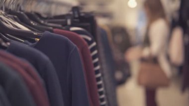 Kazak giysiler, bulanık artalan seçmek kız