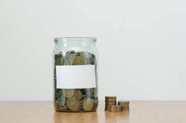Cam Kavanoz paralar, boş etiket, para kutusu dolu