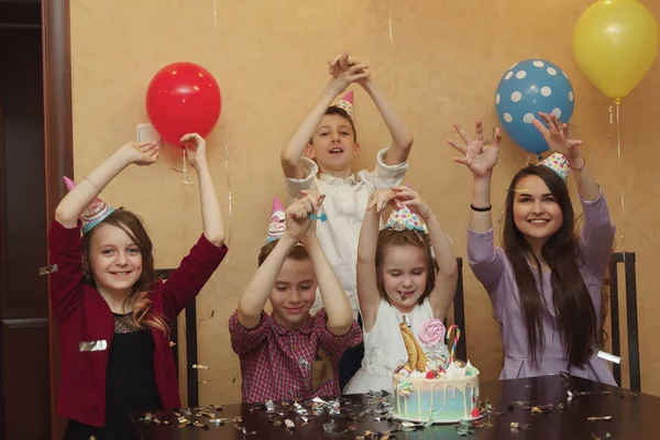 Дети бросают конфетти на детскую вечеринку. С днем рождения! — стоковое фото