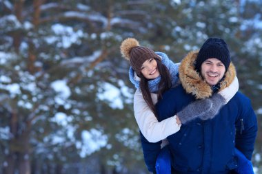 Karlı kış ormanda yürüyüş romantik