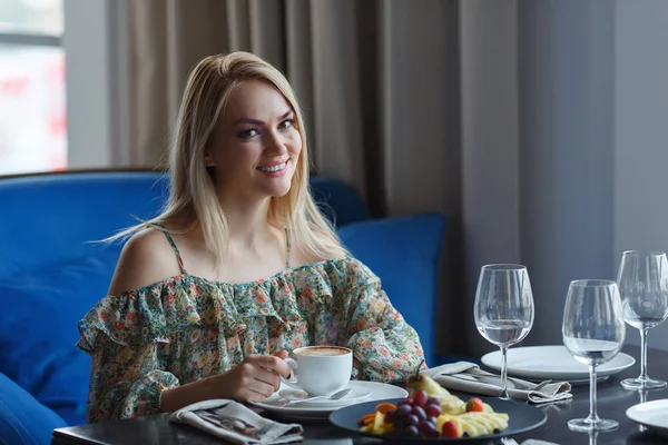 Chica de moda en el vestido de verano bebe café en un restaurante — Foto de Stock