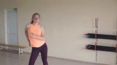 Genç güzel kız mix Studio 4 k dans