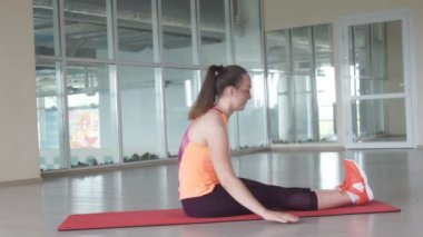 bazı egzersiz için 4 k pembe bir mindere ısınma ve germe sırasında ciddi seyir kız.