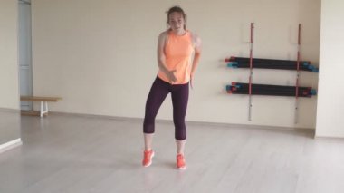 Spor salonu veya studio Zumba dans genç kız. Fitness, spor, dans ve yaşam tarzı kavramı
