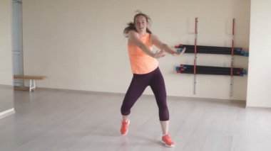 Genç güzel kız mix Studio dans. ağır çekim. Fitness, spor, dans ve yaşam tarzı kavramı