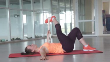 Kızlar egzersizleri yaparak uygun ve esnek tutmak bir spor salonunda
