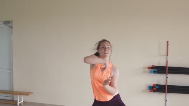 Девушка смешивает танцы в спортзале или студии. замедленное движение . — стоковое видео