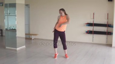 Genç güzel kız spor salonu veya studio dans egzersizleri yapıyor. Fitness, spor, dans ve yaşam tarzı kavramı