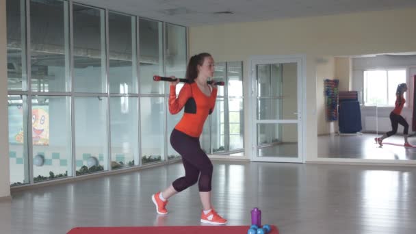 Jeune belle fille qui fait squats dans la salle de gym, 4k . — Video