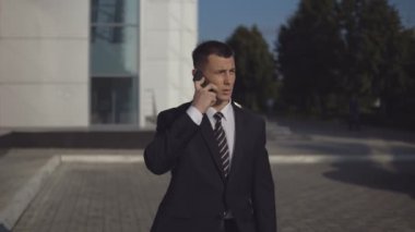 İş adamları ofis binası yakınındaki çalışırken