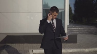İş adamları ofis binası yakınındaki çalışırken