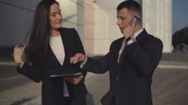 İş adamları ofis binası yakınındaki çalışırken