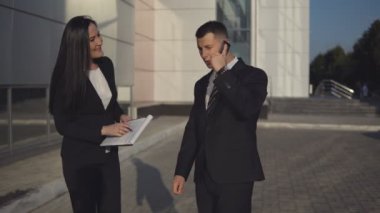 İş adamları ofis binası yakınındaki çalışırken