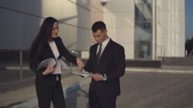 İş adamları ofis binası yakınındaki çalışırken