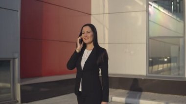 İş adamları ofis binası yakınındaki çalışırken