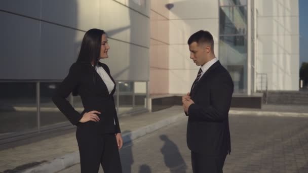 Femme d'affaires jure avec l'homme employé — Video