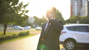 İş adamları ofis binası yakınındaki çalışırken