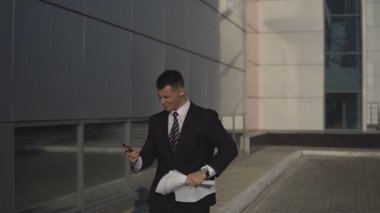 İş adamları ofis binası yakınındaki çalışırken