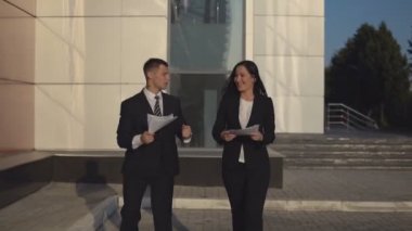 Mutlu ofis belgeleri atmak