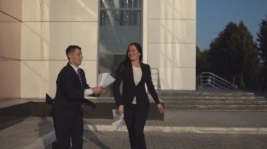 Mutlu ofis belgeleri atmak