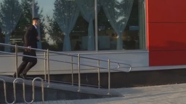 İşadamı çanta ile sokakta çalışan