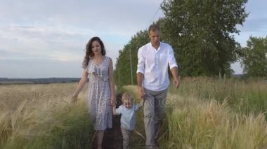 Aile anne oğlu ile oynarken çayır üzerinde yürüme