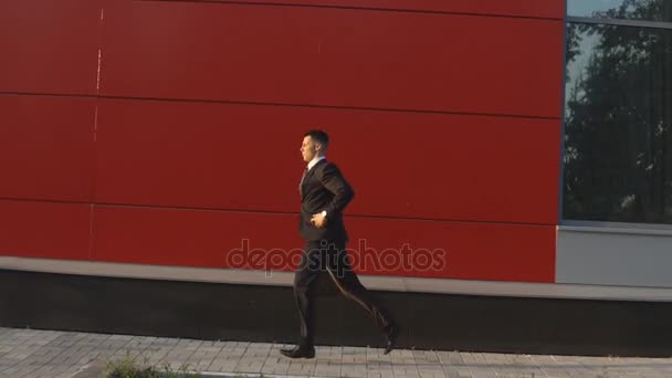 Businessman with bag is running down the street — Stock Video