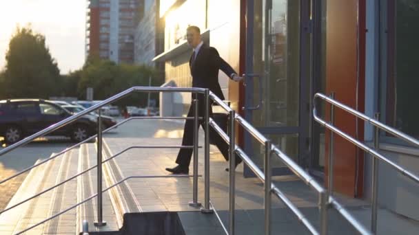 Счастливый бизнесмен радостно поднял руку — стоковое видео