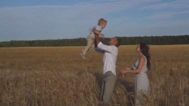 Baba ile oğlu buğday sahada oynayan