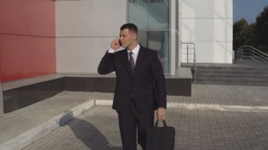 İş adamları ofis binası yakınındaki çalışırken