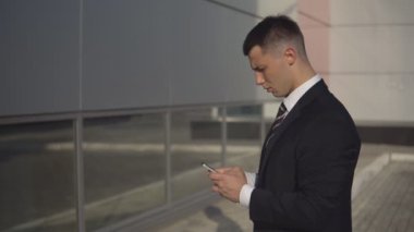İş adamları ofis binası yakınındaki çalışırken