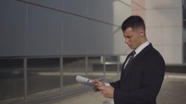 İş adamları ofis binası yakınındaki çalışırken