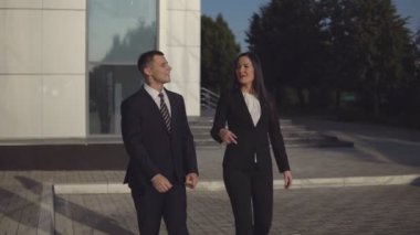 İş adamları ofis binası yakınındaki çalışırken