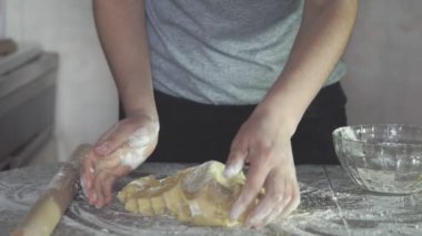 Baker masada, ağır çekim unu yoğurma hamur eller.