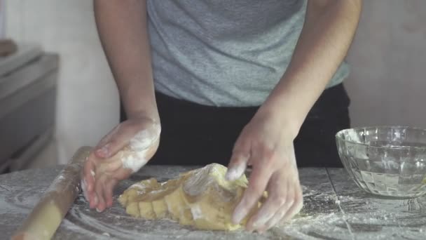 Bäckerhände kneten Teig in Mehl auf Tisch, Zeitlupe. — Stockvideo